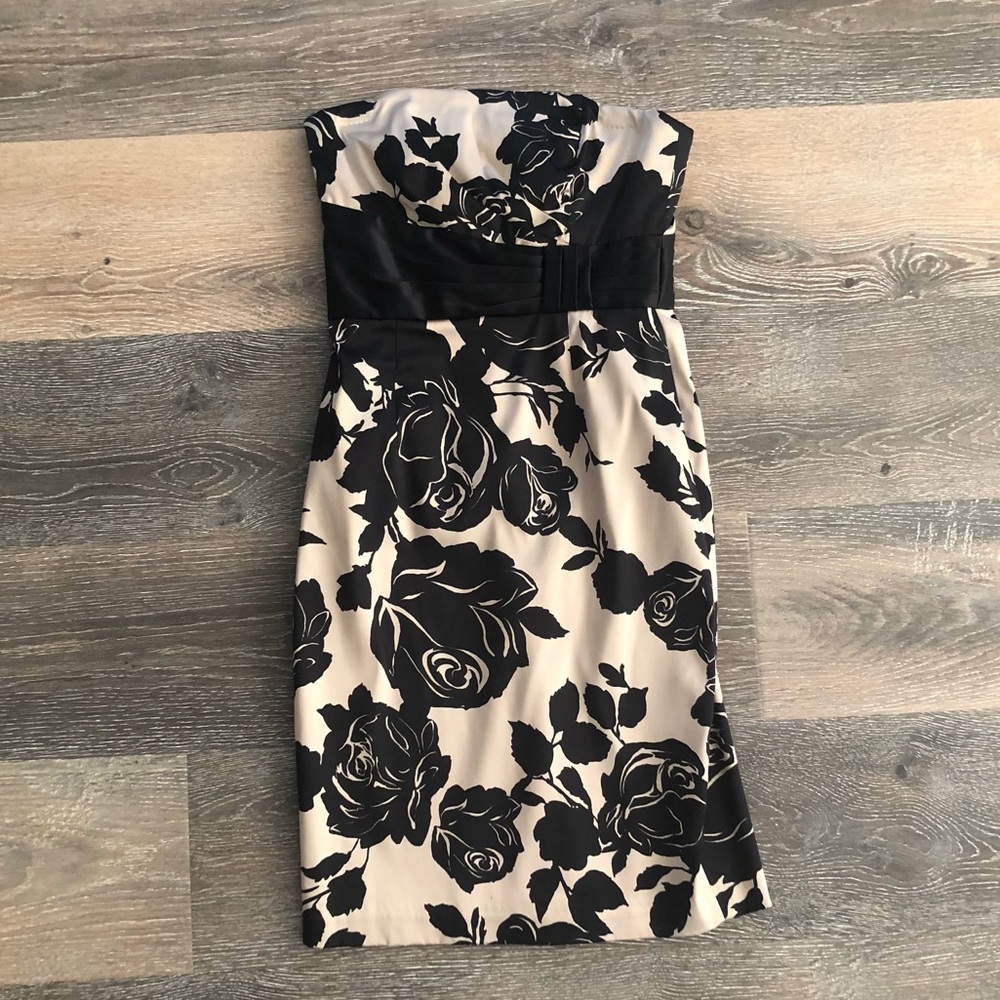 White House Black Market elegant black/nude floral cocktail dress size 0